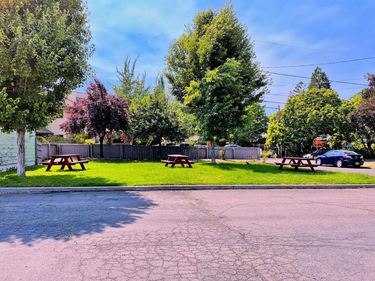 - Oregon Motel Ashland